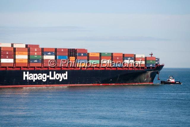 canada colombie britannique 28.JPG - Remorqueur-escorteur d'un cargo, Port de Vancouver, Colombie-Britannique, Canada